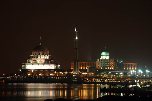 http://www.private-guides.com/newcountry/malaysia/kuala-lumpur-vacation-1381/putrajaya%20nite.jpg